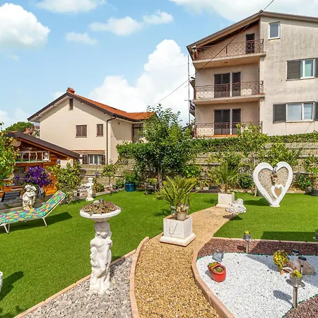 Gorgeous In With Jacuzzi Apartment *